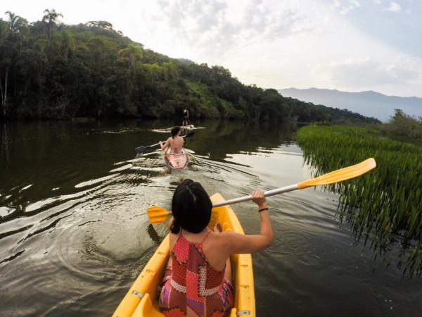 Remada de Caiaque e SUP na Lagoa Azul em Caraguatatuba