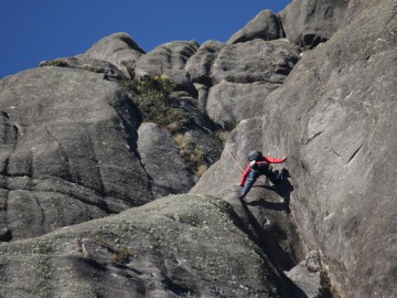Itatiaia com escalada da Via Genesis, na Pedra do Altar