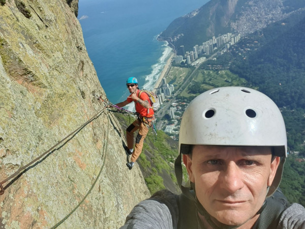 PEDRA DA GÁVEA: ESCALADA PASSAGEM DOS OLHOS.
