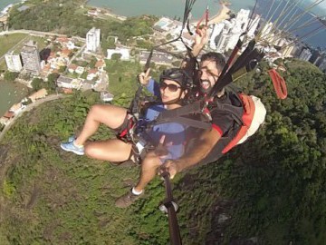 Voo de parapente no Morro do Moreno