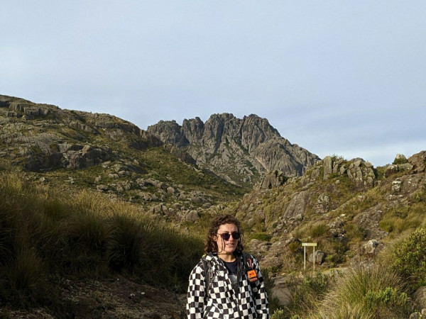 Prateleiras Via Cavalinho, com Niver Da Lê