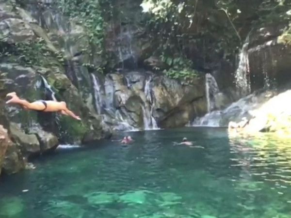 Nadando nas nuvens de um céu líquido...