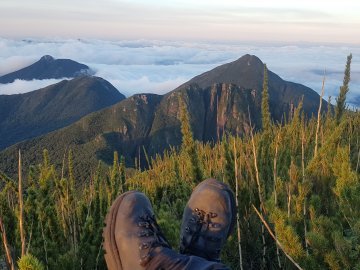 Um pulo na montanha durante as férias de família
