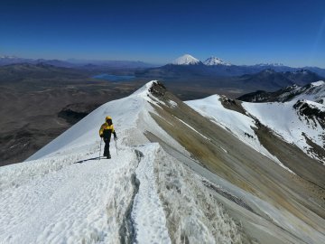 Climbing ACOTANGO 6052m.