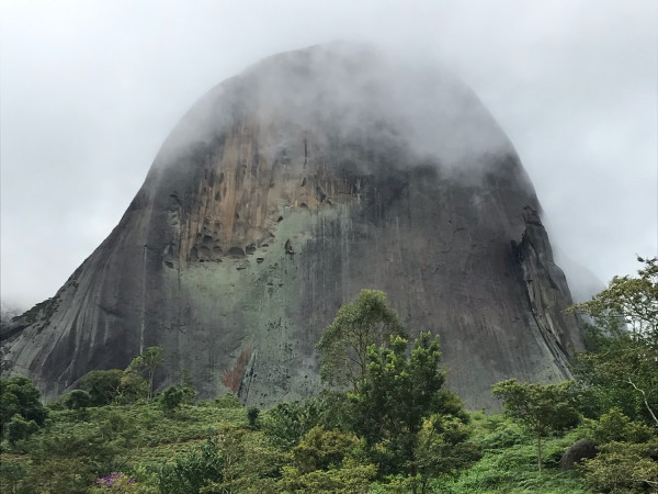 Trilha para a Pedra do Lagarto no Parque Estadual Pedra Azul