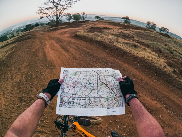 Rolê De Mountain Bike Com Mapa De Papel