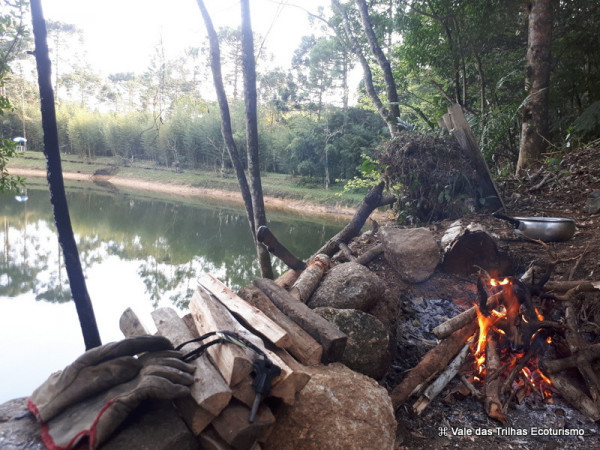 Para quem aprecia acampamento raiz.